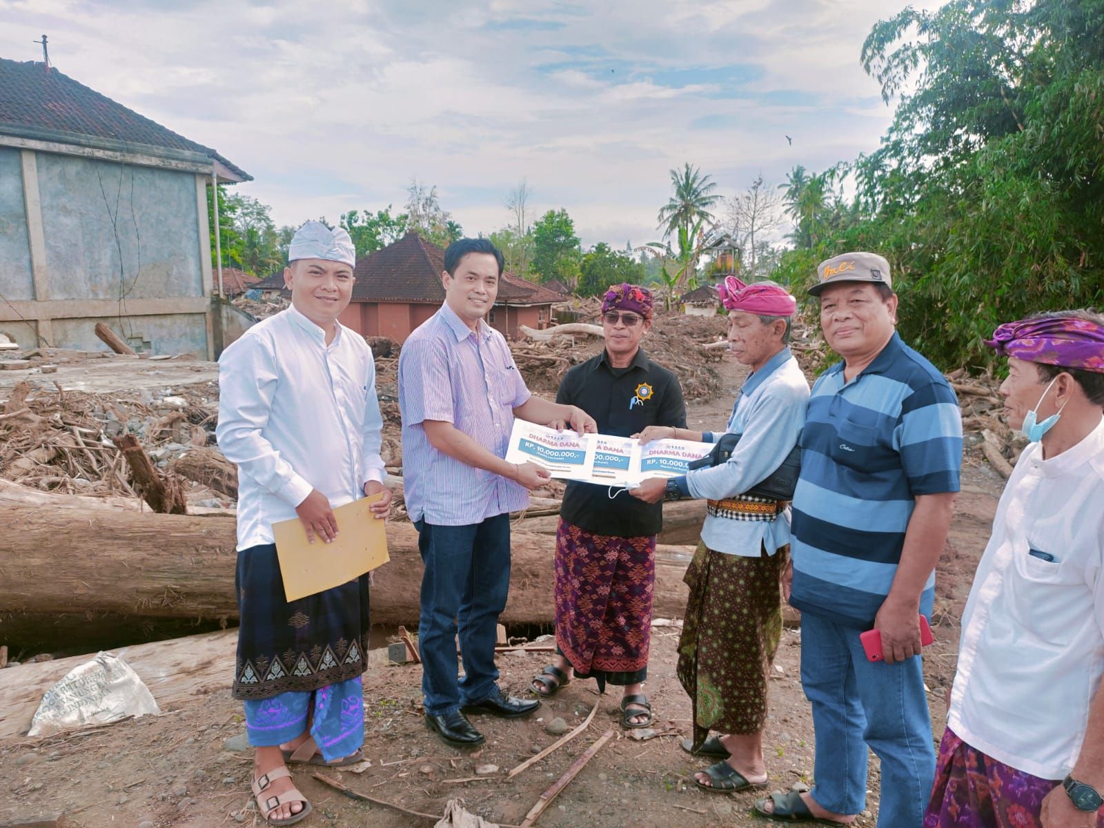 podiumnews.com-BDDN Serahkan Bantuan Bencana Banjir di Jembrana